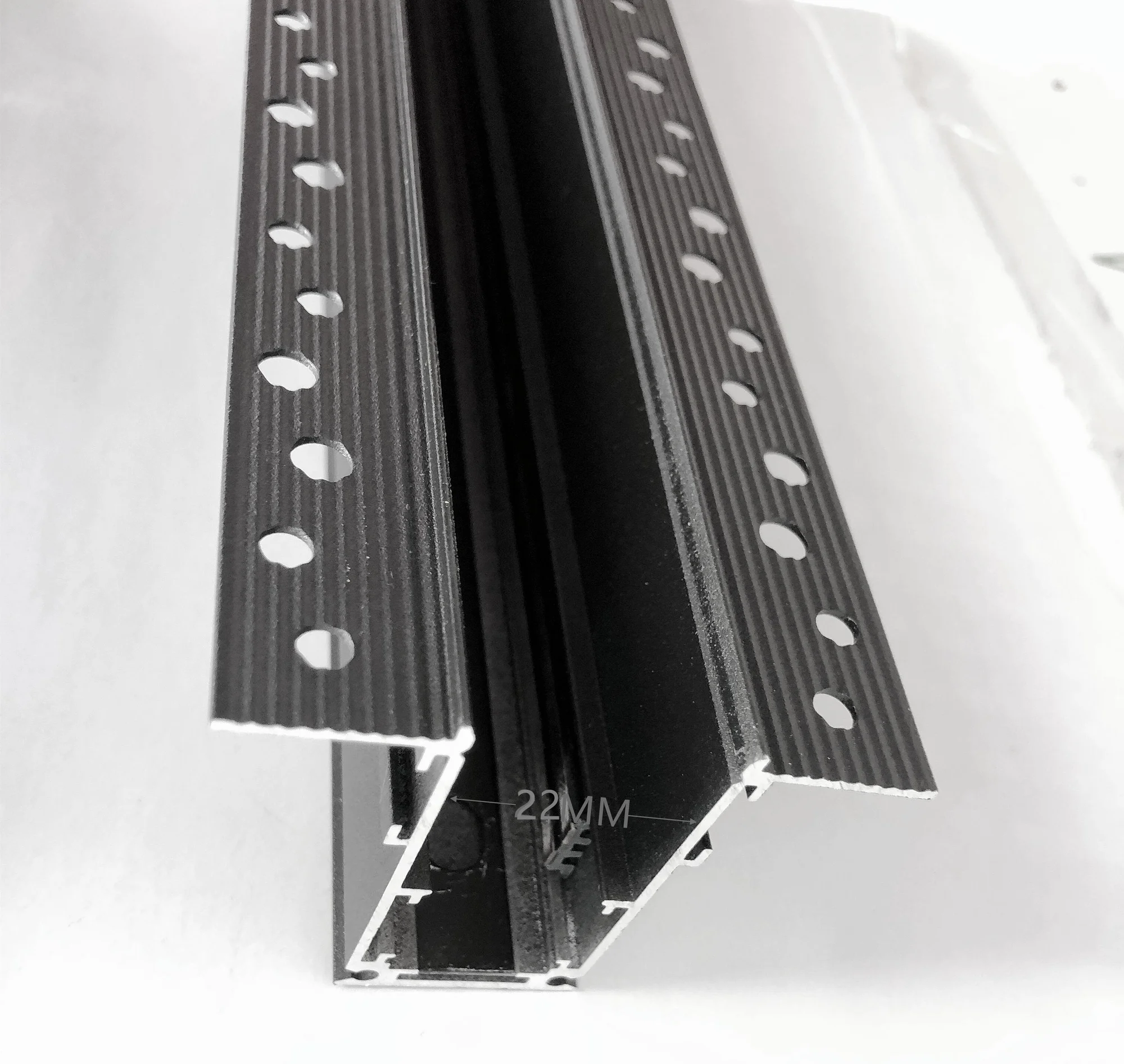 TRACK SINA MAGNETICĂ SLIM 22mm INCASTRATĂ 1M P/U PROIECTOARE MAGNETICE 48V NEGRU
