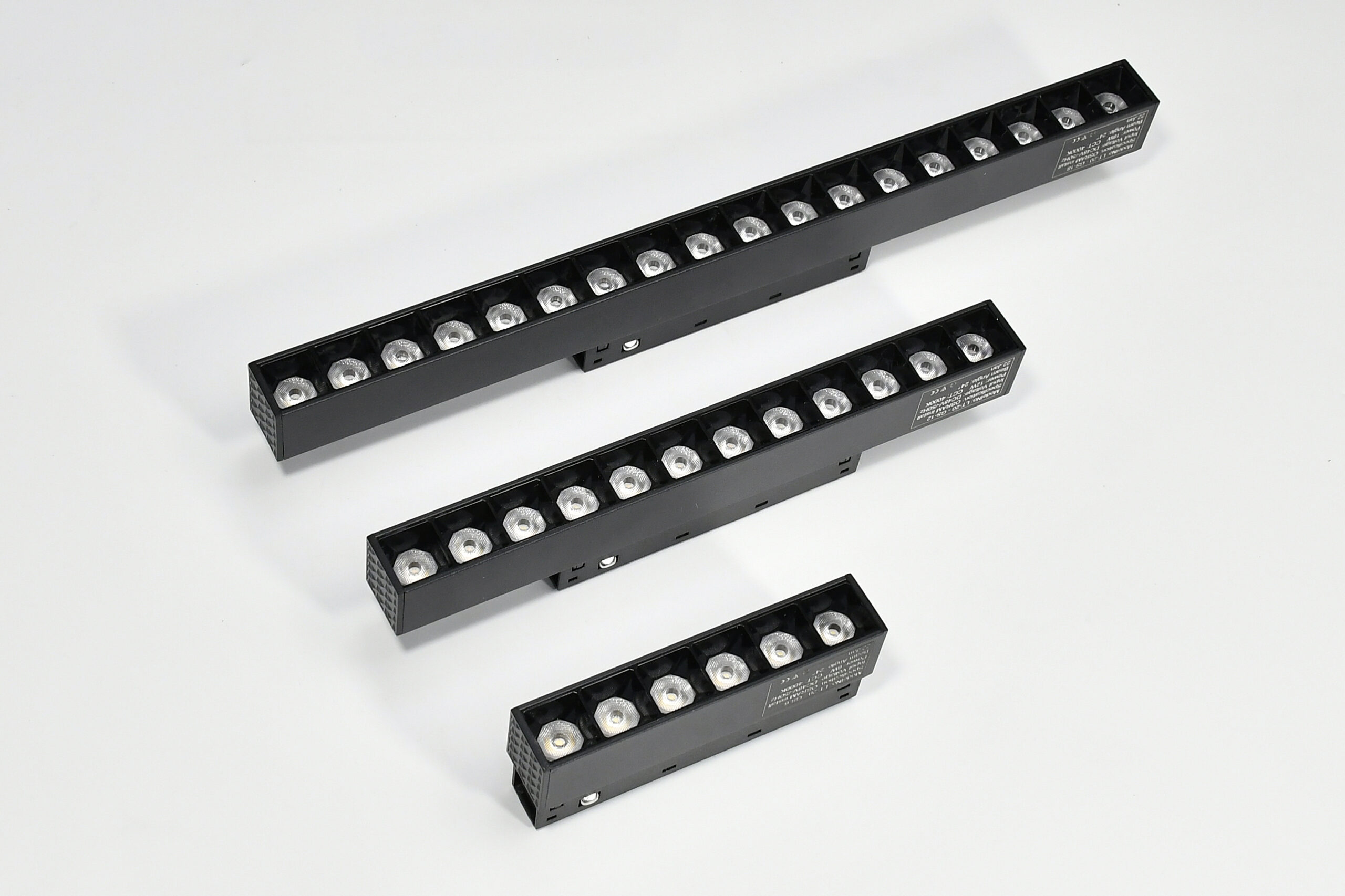 PROIECTOR MAGNETIC LED GRILA 12W 1200LM 48V CHIP OSRAM CRI90 NEGRU MONDO LUCE