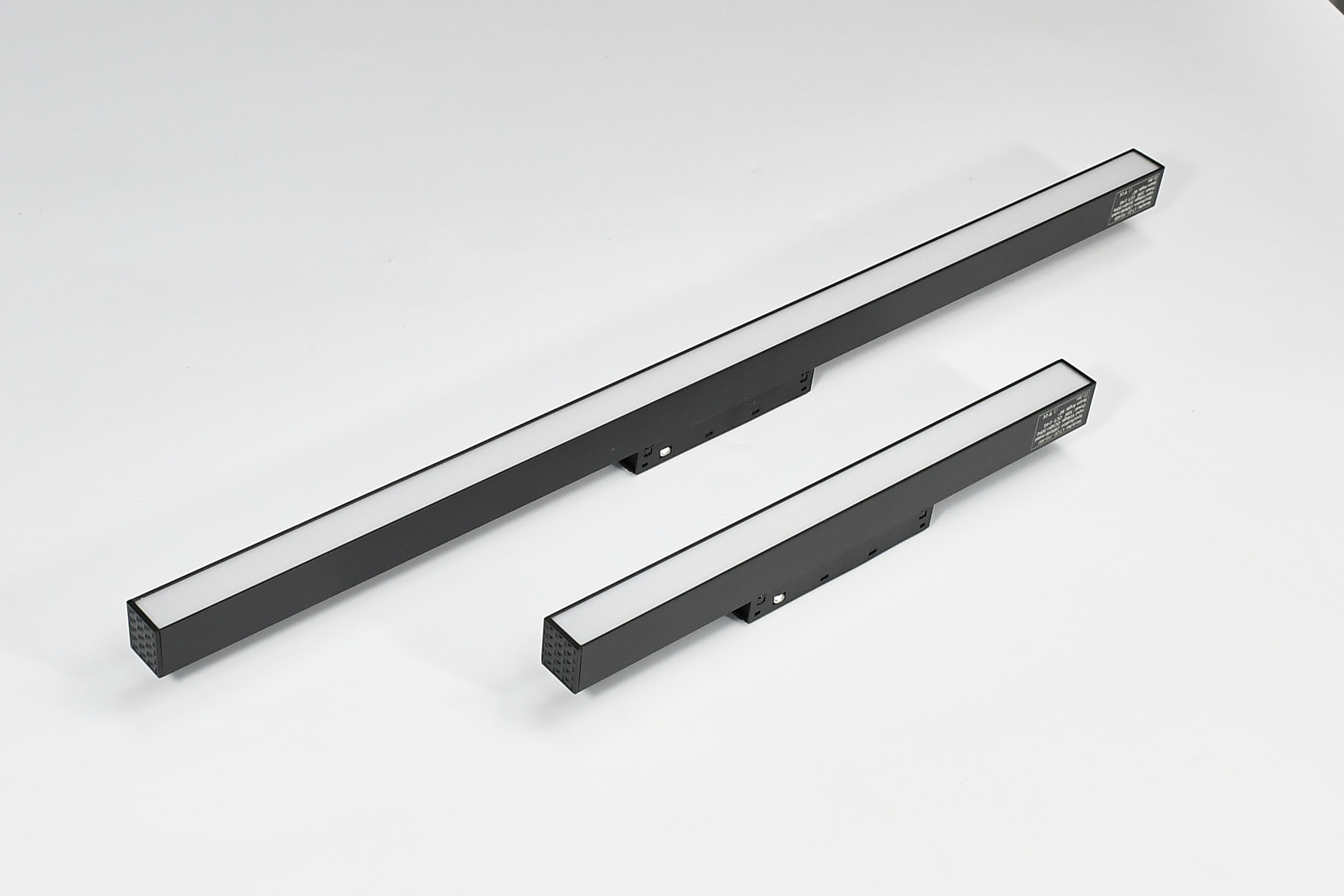 PROIECTOR MAGNETIC LINEAR MAT LED 90CM 25W 4000K 2500LM 48V CHIP OSRAM CRI90 NEGRU MONDO LUCE